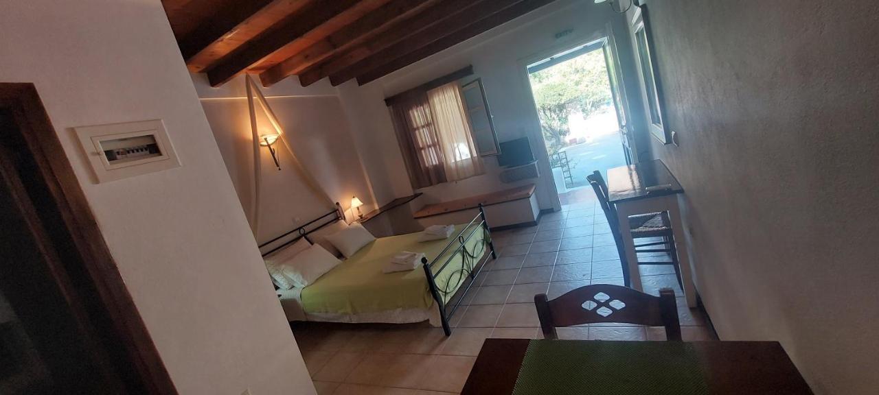 Ο Μπαξεσ Apartamento Livadi  Exterior foto